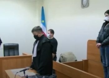 Tânăra care și-a ucis mama, arestată pentru 30 de zile: Fotografii din sala de judecată