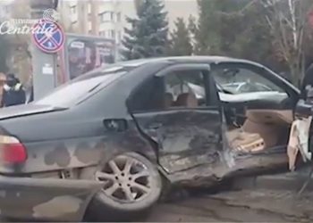 Impact violent în Capitală în apropierea stației de așteptare. Un tânăr, transportat la spital | VIDEO