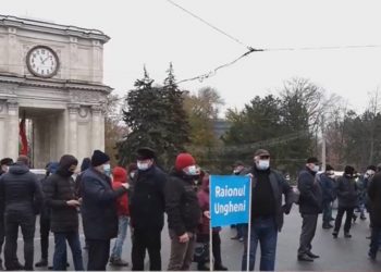„Am venit aici ca un pic să-i ridicăm din fotolii”. Fermierii au ieșit din nou la proteste | VIDEO