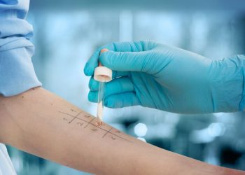 Marea Britanie vine cu o atenționare după prima zi de vaccinări anti COVID-19: Ce persoane trebuie să evite imunizarea | VIDEO