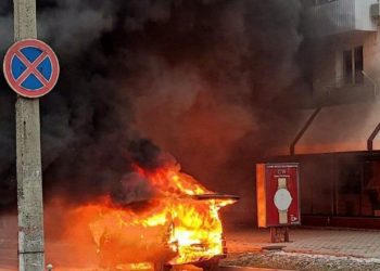 Incendiu de proporții în Tiraspol: o mașină cu sistem de alimentare pe gaz a luat foc din mers | VIDEO