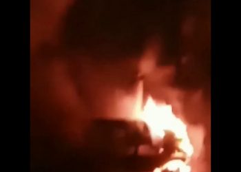 Un automobil a ars ca o torță pe o stradă din Tiraspol: Nu este exclusă versiunea unei incendieri intenționate | VIDEO