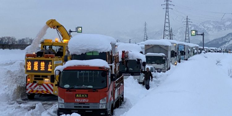 Peste 1.000 de șoferi sunt blocați de două zile pe o autostradă din Japonia