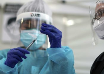 В Израиле поставили под сомнение заявленную эффективность вакцины Pfizer