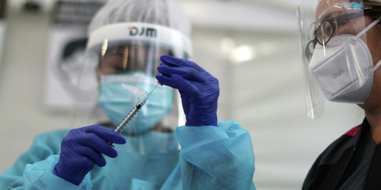 В Израиле поставили под сомнение заявленную эффективность вакцины Pfizer