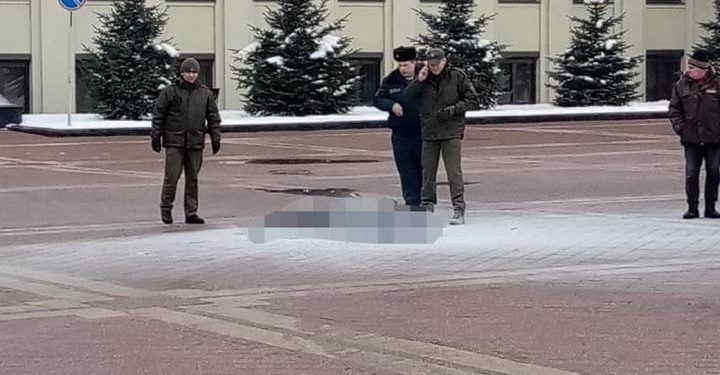Мужчина совершил самоподжог у Дома правительства в Минске