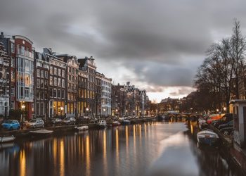 В Нидерландах вводят комендантский час впервые со Второй мировой войны