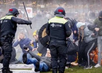 В Нидерландах противники карантина сожгли центр тестирования на COVID-19