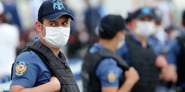 В Стамбуле вооруженный мужчина ранил трех россиян