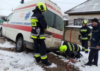 Помощь спасателей понадобилась машине скорой помощи, которая съехала в кювет