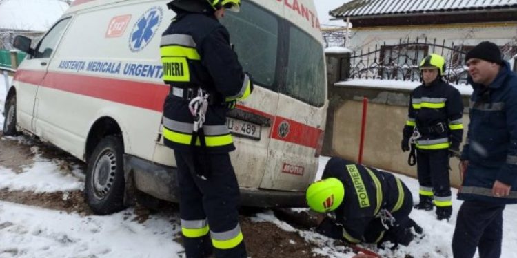 Помощь спасателей понадобилась машине скорой помощи, которая съехала в кювет