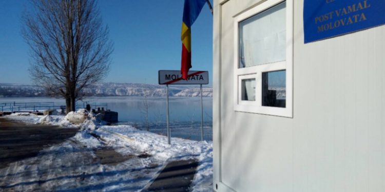 Из-за погодных условий приостановлена работа парома в Моловате