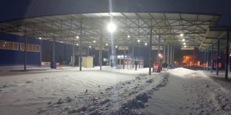 На КПП из-за непогоды застряли 45 человек