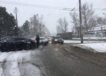 «Первый снегопад за зиму и с тем не справились». Жители столицы возмущены бездействием властей. Как объясняет ситуацию руководство | VIDEO