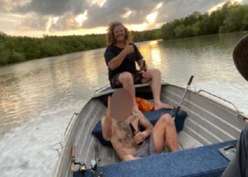 В Австралии рыбаки спасли голого мужчину, который сидел в зарослях над рекой с крокодилами. Он четыре дня ел улиток и ничего не пил