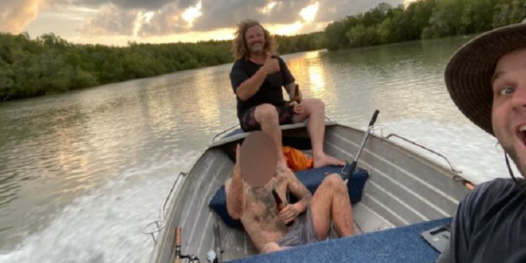 В Австралии рыбаки спасли голого мужчину, который сидел в зарослях над рекой с крокодилами. Он четыре дня ел улиток и ничего не пил