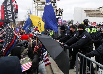 Полиция заявила о четырех погибших при штурме Капитолия