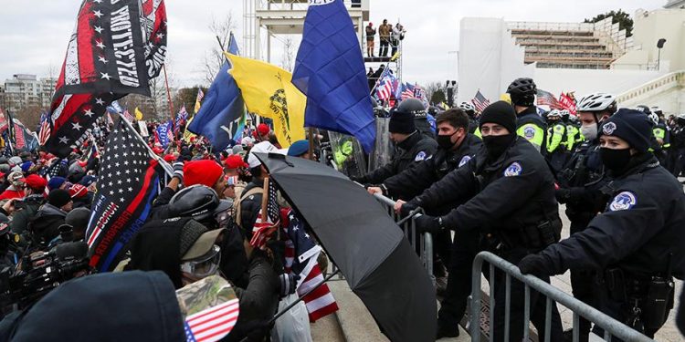 Полиция заявила о четырех погибших при штурме Капитолия