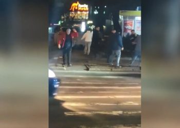 В столице водитель люксового авто подрался с пешеходами. Что стало причиной?