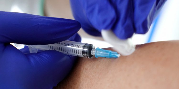 В ВОЗ подсчитали, сколько стран начали COVID-вакцинацию