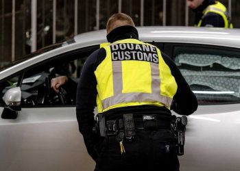 «Добро пожаловать в Brexit»: на границе Нидерландов отбирают бутерброды у водителей из Британии