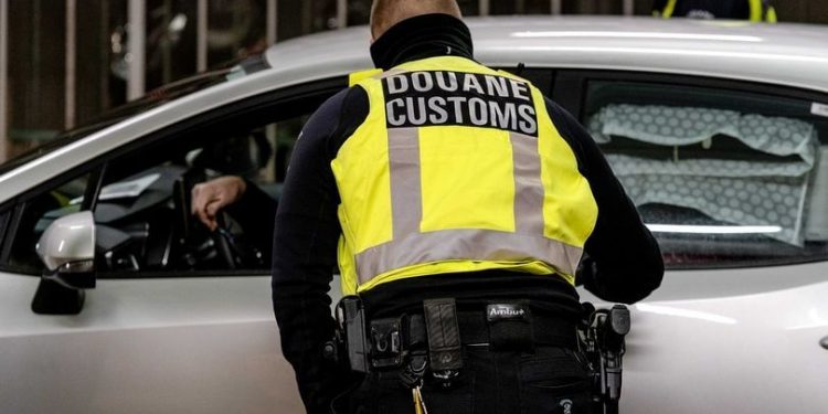 «Добро пожаловать в Brexit»: на границе Нидерландов отбирают бутерброды у водителей из Британии