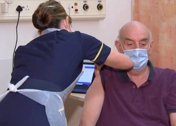 Вакцину AstraZeneca ввели первому в мире пациенту