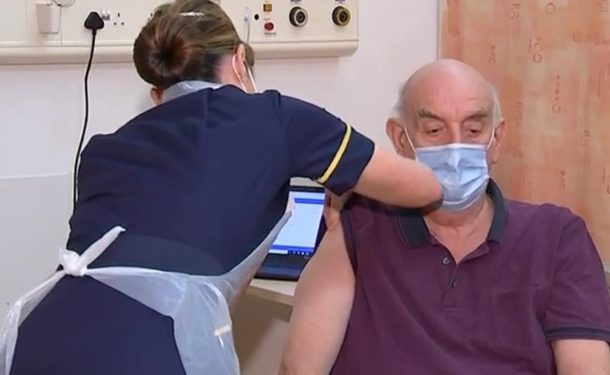 Вакцину AstraZeneca ввели первому в мире пациенту