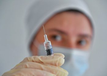 Вакцинированные от COVID люди не должны будут соблюдать карантин по возвращении в страну