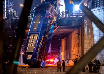 В Нью-Йорке автобус вылетел с эстакады и повис, надломившись | VIDEO