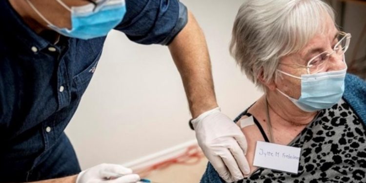 Дания вышла в лидеры в ЕС по вакцинации от COVID-19
