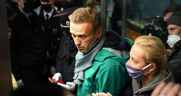 Алексея Навального задержали в аэропорту Шереметьево | VIDEO