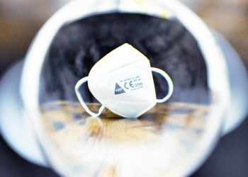 Жителей Германии могут обязать носить респираторы вместо масок