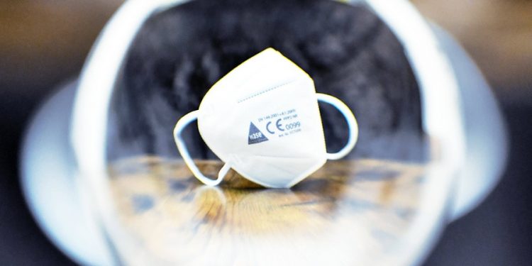 Жителей Германии могут обязать носить респираторы вместо масок