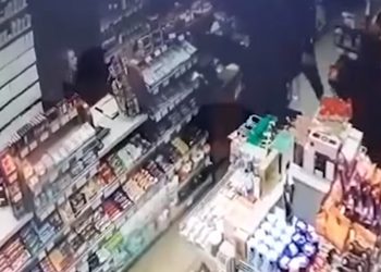 Появилось видео момента нападения с ломом на сотрудника АЗС в Флорештах | VIDEO