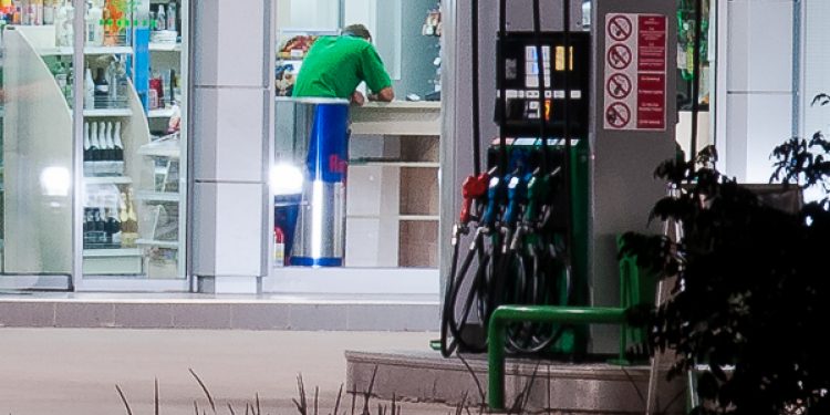 O nouă bătaie într-o stație PECO: Un tânăr, lovit cu un obiect metalic de un bărbat