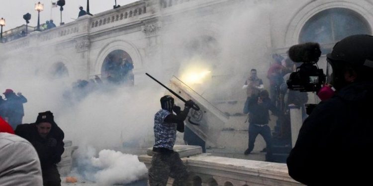 Asalt asupra Capitoliului: Un poliţist rănit în timpul confruntărilor a murit