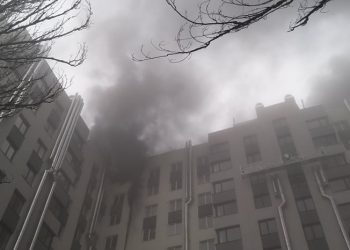Blocul locativ, din cartierul Telecentru al Capitalei, nu este pentru prima oară cuprins de flăcări. Cauza preliminară a incendiului | VIDEO