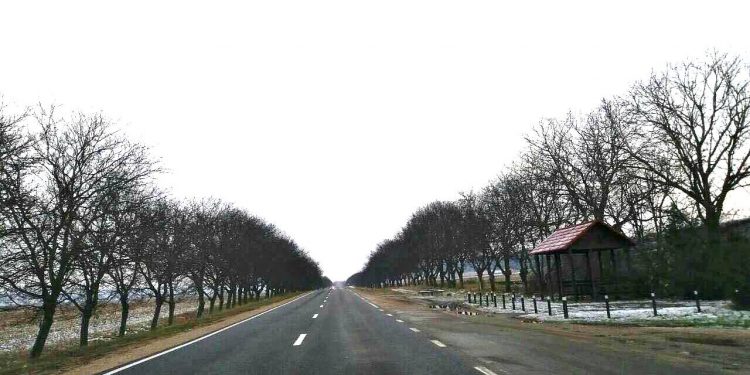 În mai multe localități din țară a nins. Cum se circulă la această oră pe drumurile naționale