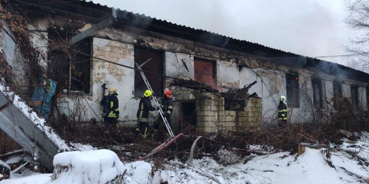 Incendiu la o fabrică de prelucrare a lemnului din Chișinău