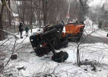 Noapte albă pentru salvatori: Mașini răsturnate și derapate. Un șofer, blocat între fiarele tractorului