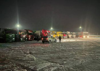 Cinci trasee din țară sunt blocate din cauza nămeților. Zeci de camioane au interdicția de a se deplasa