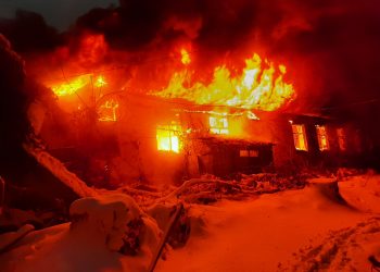 O fabrică de prelucrare a lemnului a ars ca o torță în Capitală. Zeci de pompieri au luptat cu focul, iar circulaţia a fost restricţionată | VIDEO