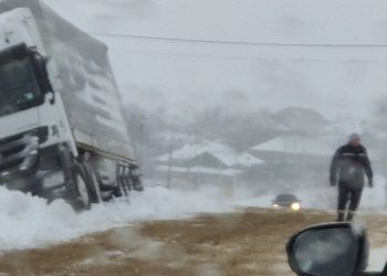 Drumuri de „sticlă”, sate în beznă, circulație îngreunată. Traseele pline de nămeți din Moldova îi disperă pe șoferi | VIDEO