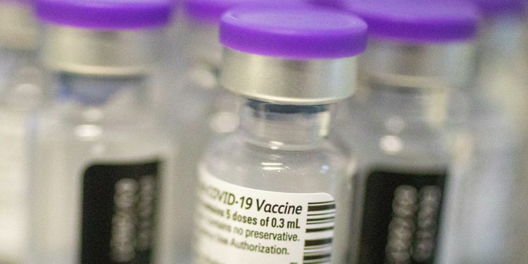 У 13 израильтян случился лицевой паралич после прививки вакциной Pfizer