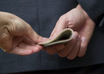 Un polițist din Anenii Noi, reținut în timp ce lua mită la benzinărie | VIDEO