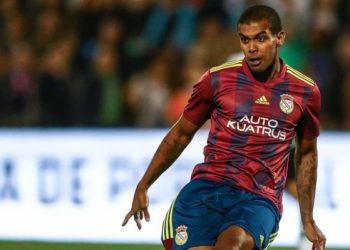 24-летний футболист потерял сознание во время матча и умер в больнице