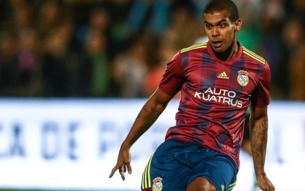 24-летний футболист потерял сознание во время матча и умер в больнице