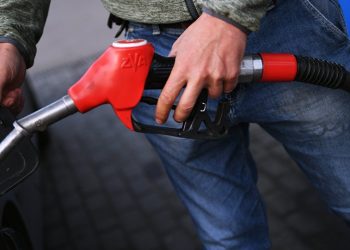 Noul an ar putea aduce și noi scumpiri: Prețul la carburanți ar putea crește din nou | VIDEO