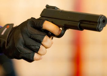 Jafurile armate la stațiile PECO, surprinse de camerele video: Tinerii au fost reținuți